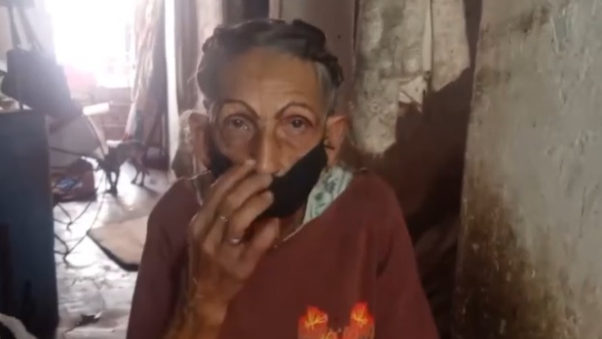 Video: anciana vive en vivienda con peligro de derrumbe