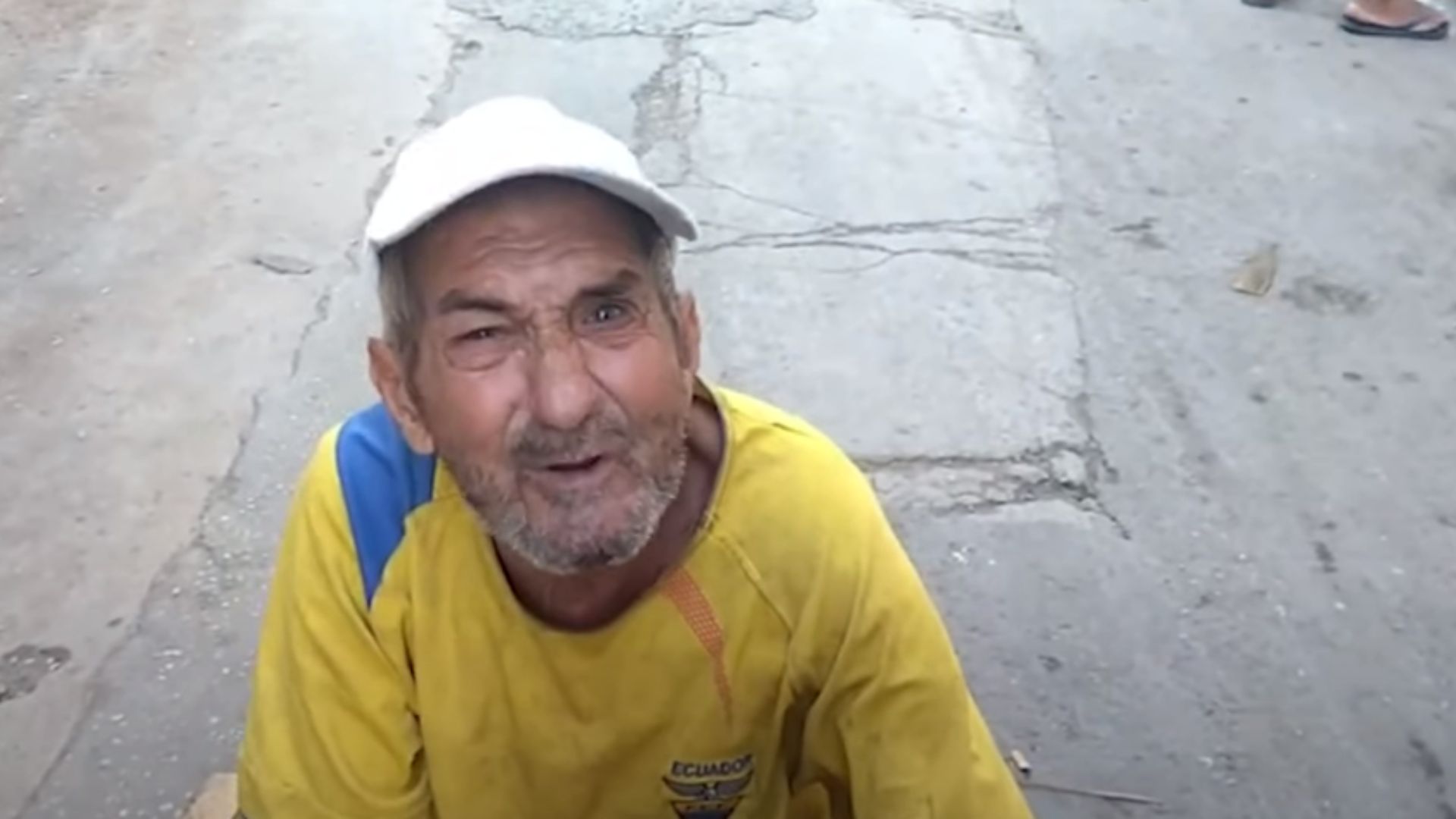 VIDEO: Anciano cubano con parálisis se arrastra por las calles