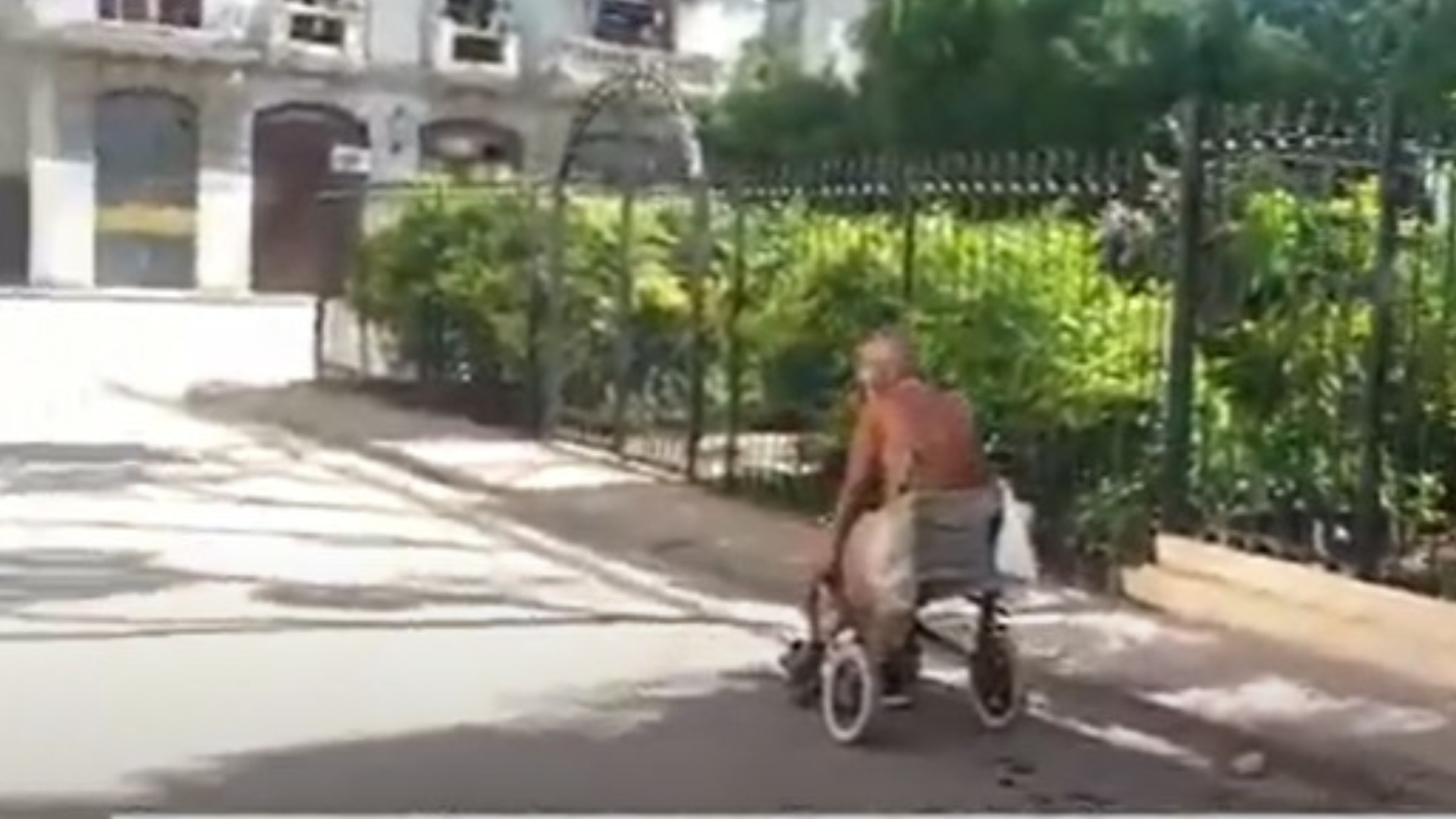VIDEO: anciano que se arrastraba por las calles ya tiene una silla de ruedas