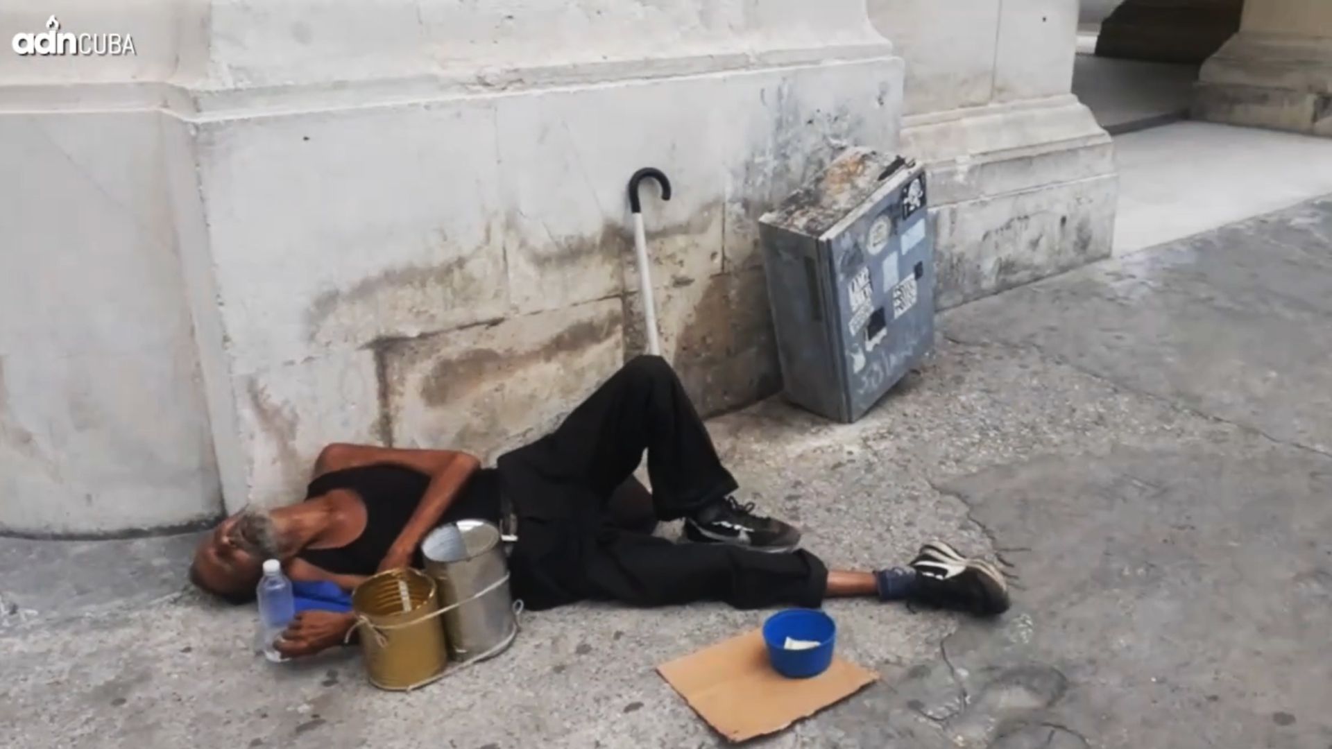 VIDEO: ancianos duermen en las calles de Cuba a plena luz del día