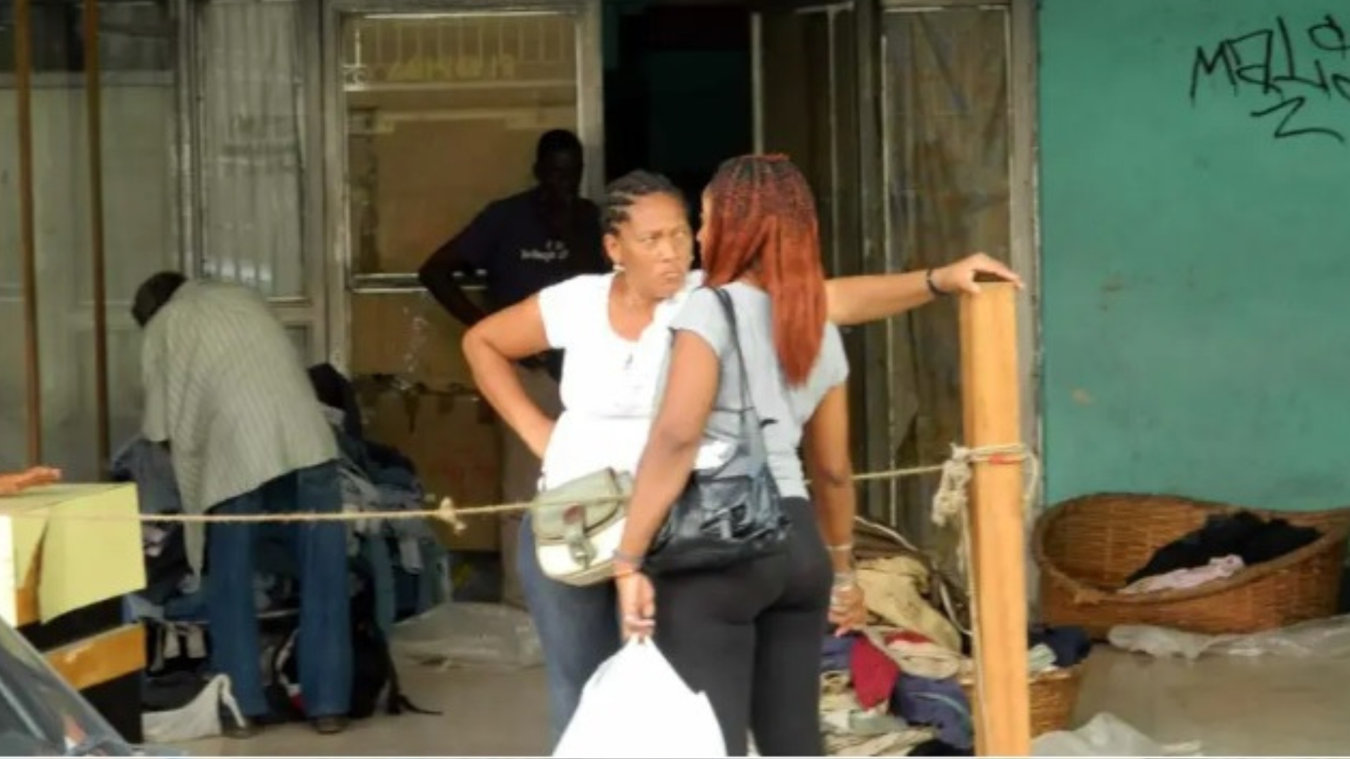 VIDEO: Así son las colas para la ropa reciclada en La Habana