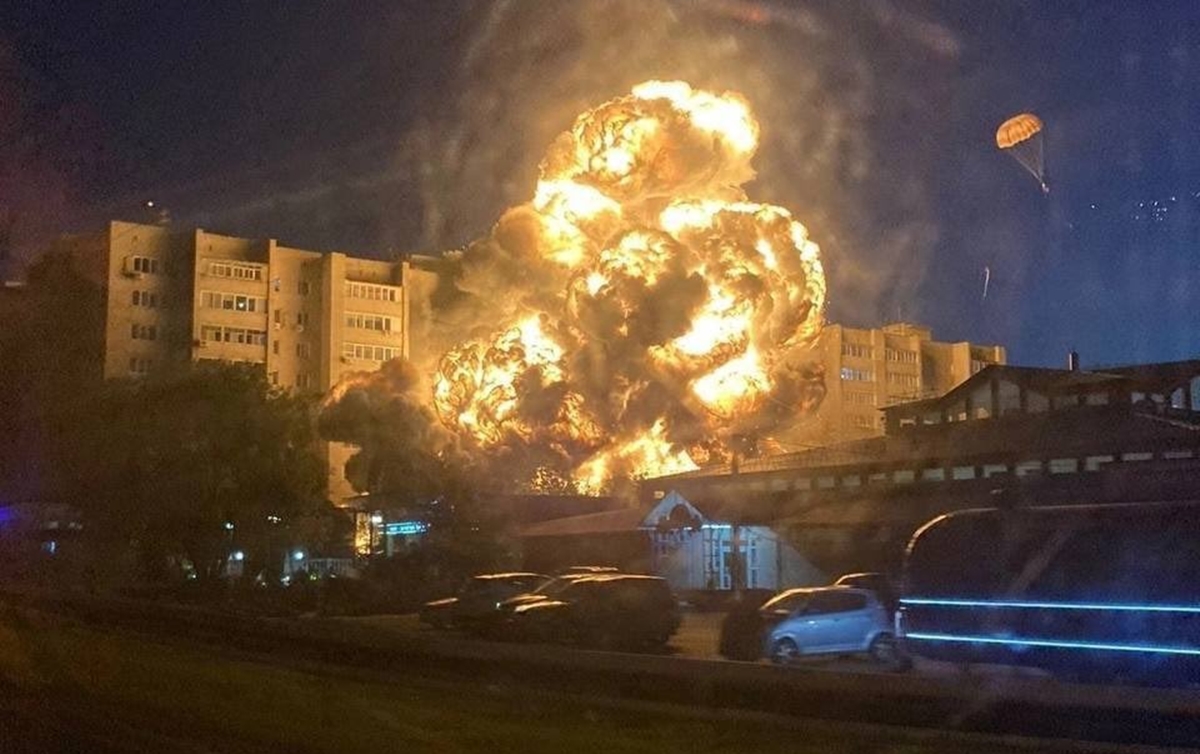 VIDEO: Avión militar se estrella contra edificio de departamentos en Rusia