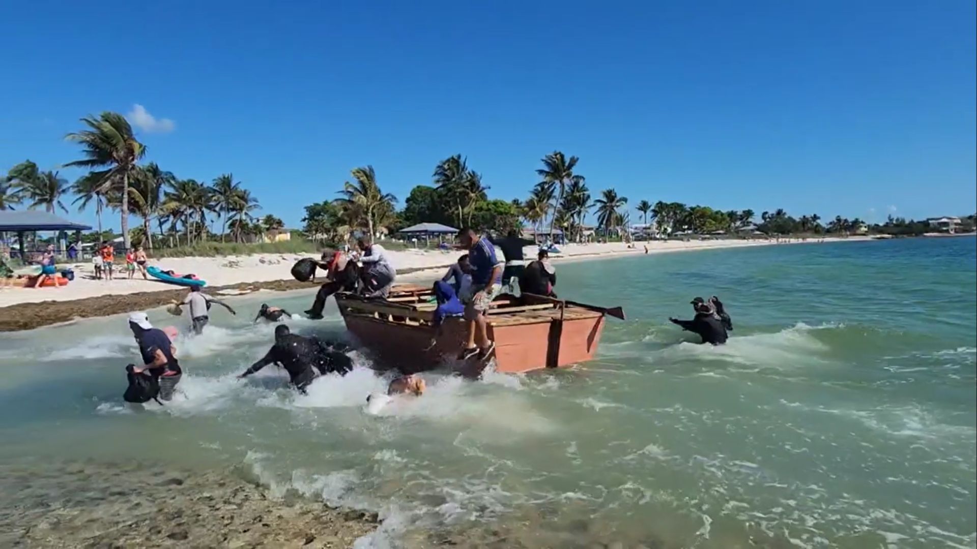 VIDEO: Balseros cubanos llegan a una playa de la Florida
