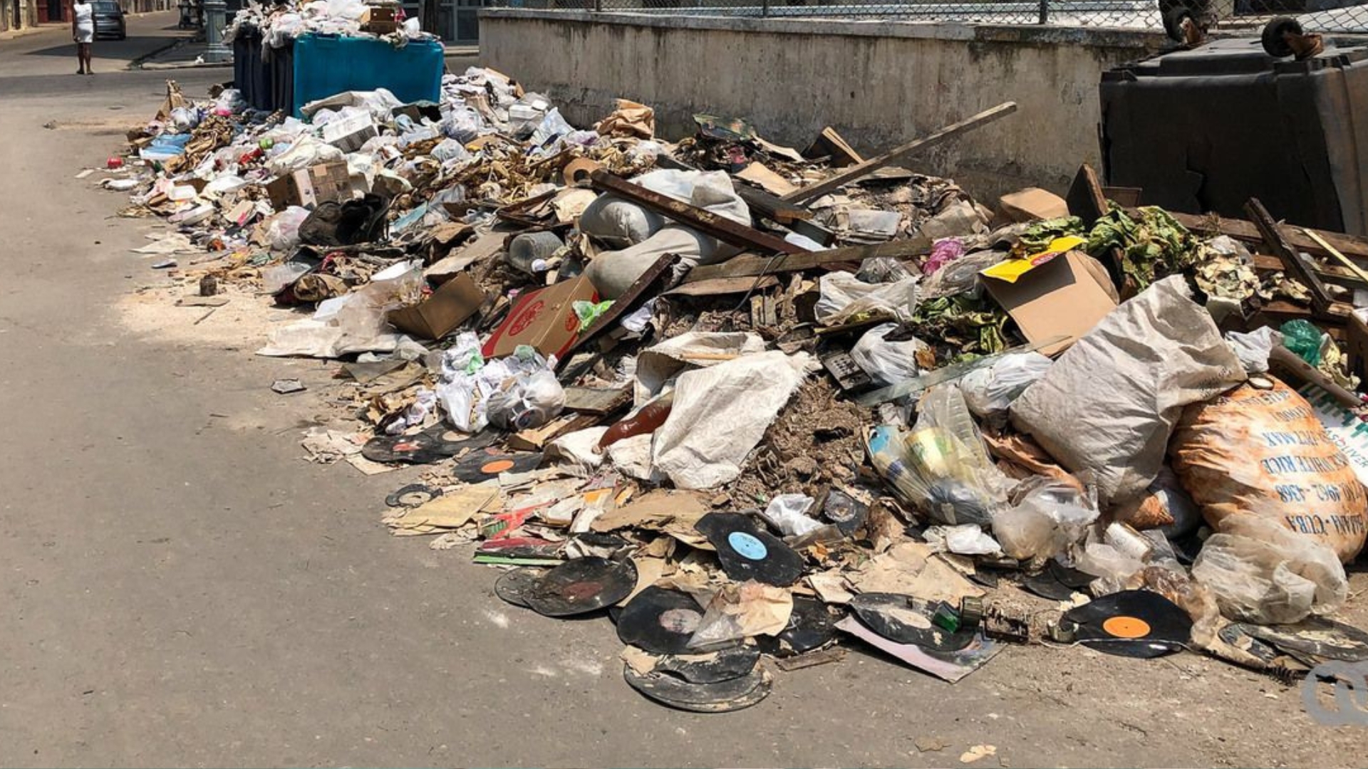 Video: calles convertidas en vertederos en Cuba