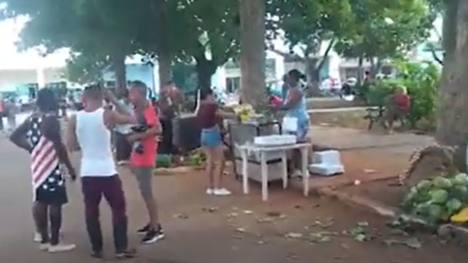 Video:  Caminando con los cubanos por Santiago de las Vegas
