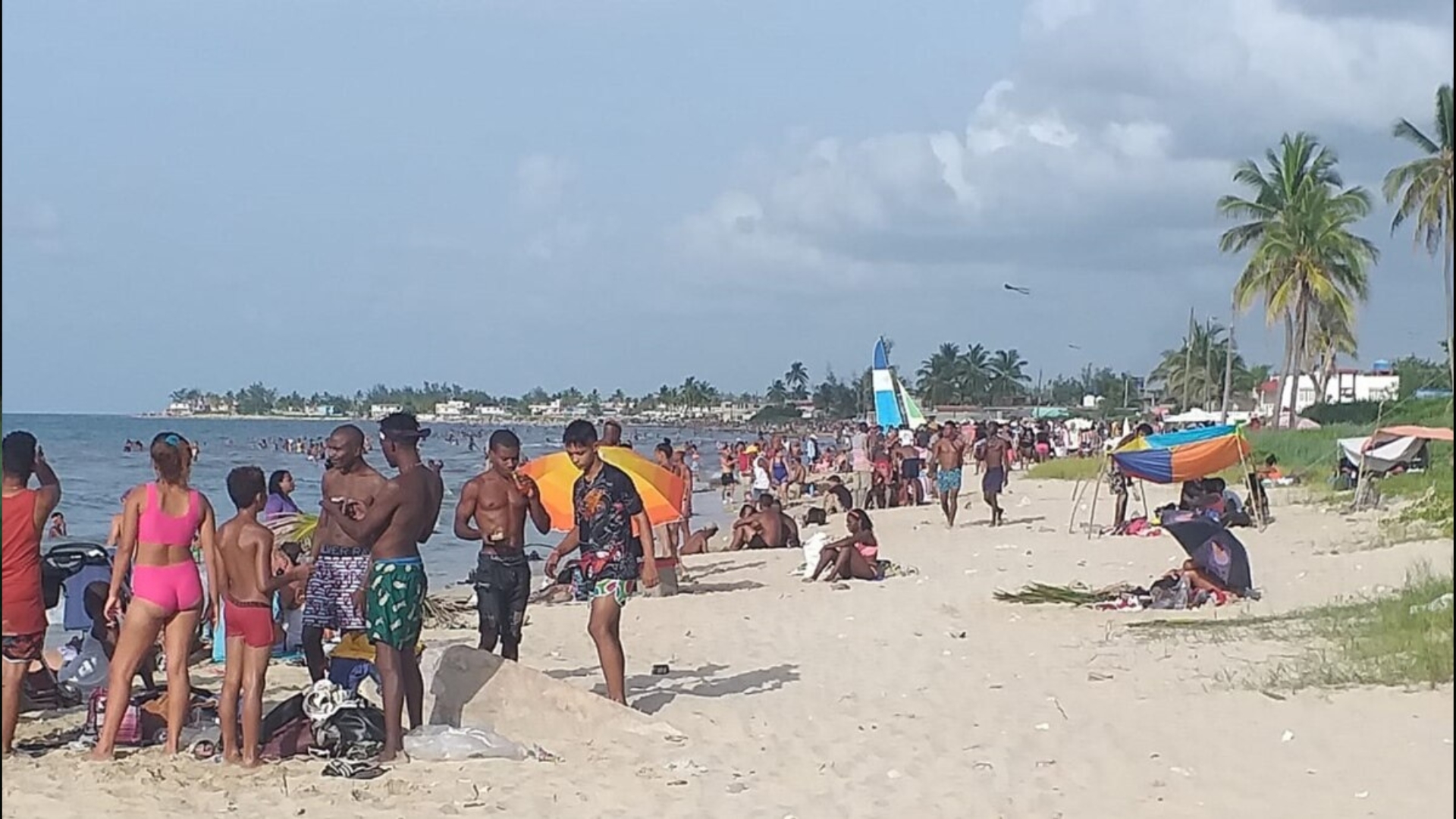 VIDEO: Contrastes entre el poder y la miseria en las playas de Cuba