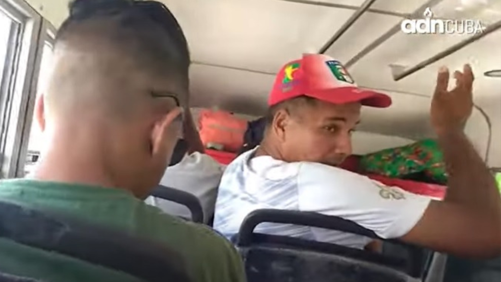 VIDEO: Conversaciones en una guagua cubana