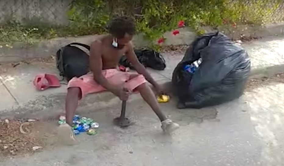 VIDEO: Cubanos que machacan latas para sobrevivir