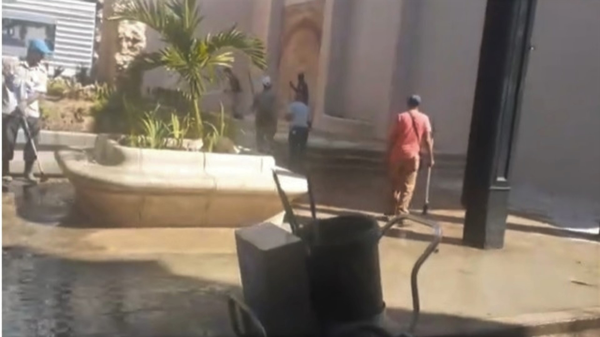 Video: derroche de agua para fregar parques habaneros