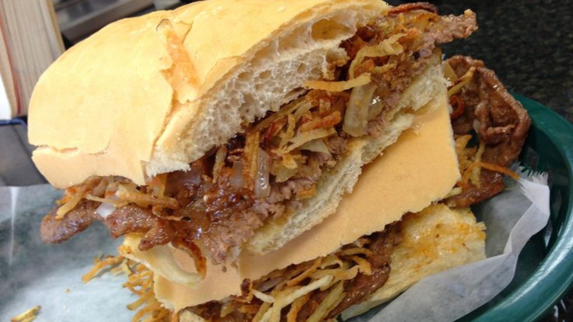 Video: ¿Desde cuándo no se come un pan con bistec en Cuba?