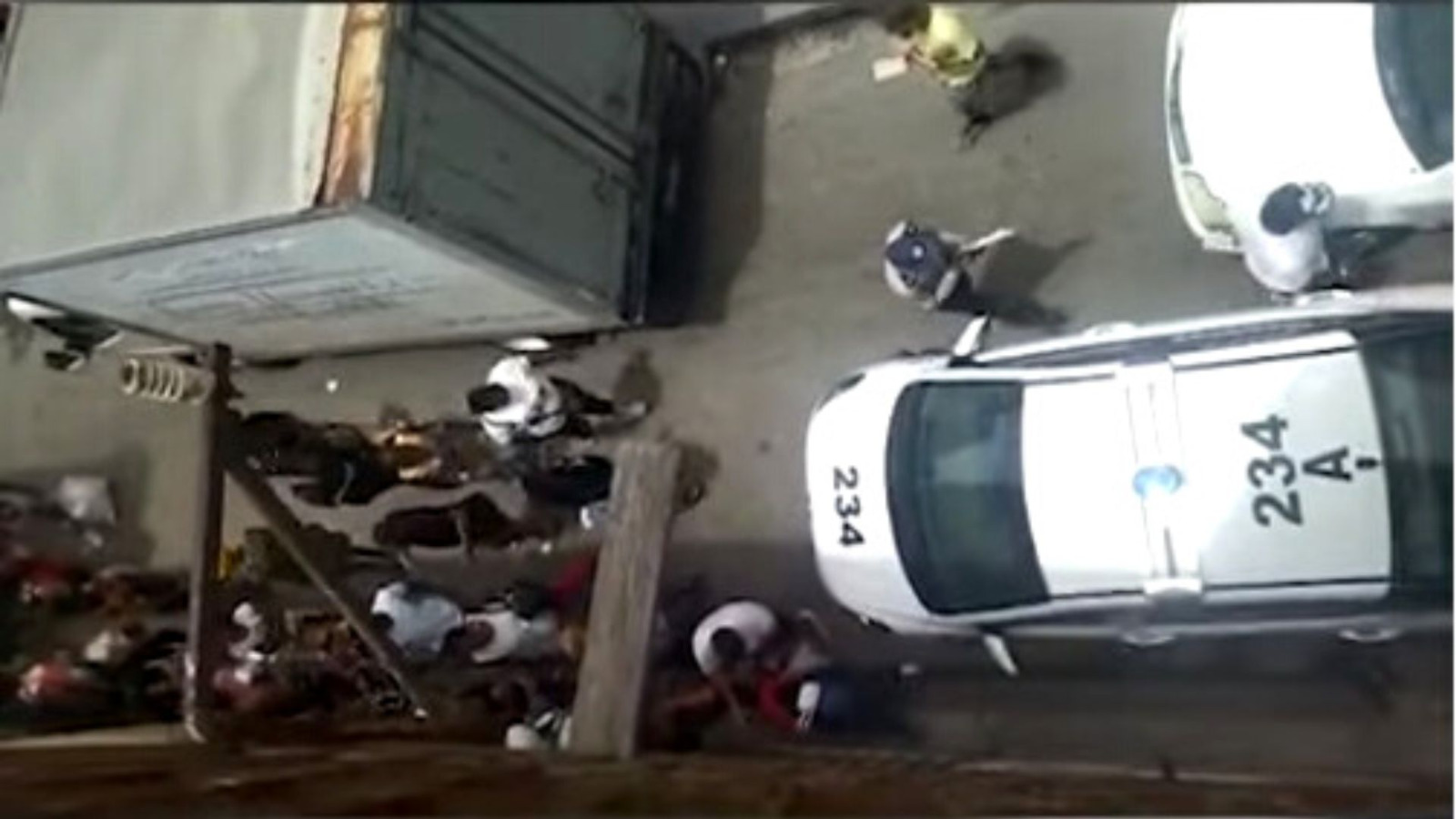 VIDEO | Escasez en Cuba: una patrulla para controlar una cola de venta de pañales para niños 