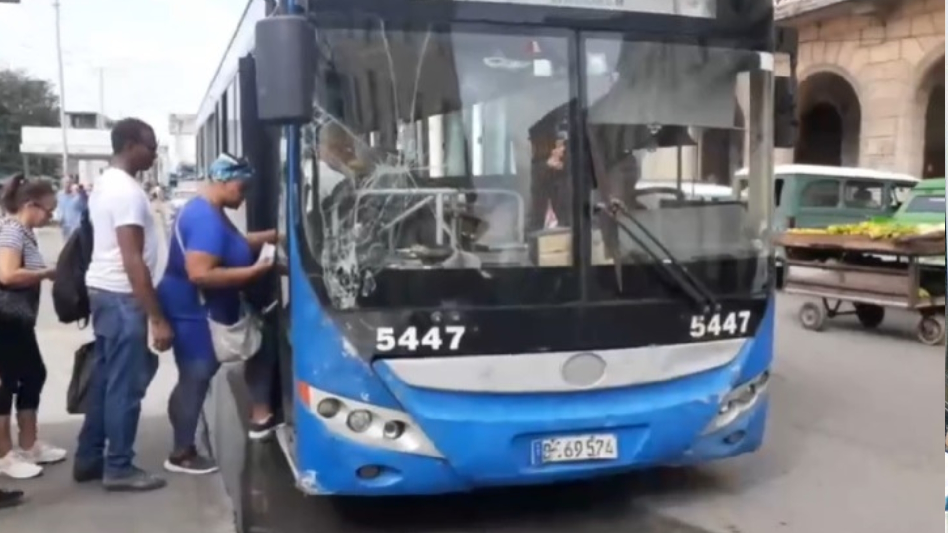 Video: guaguas en mal estado circulan en La Habana