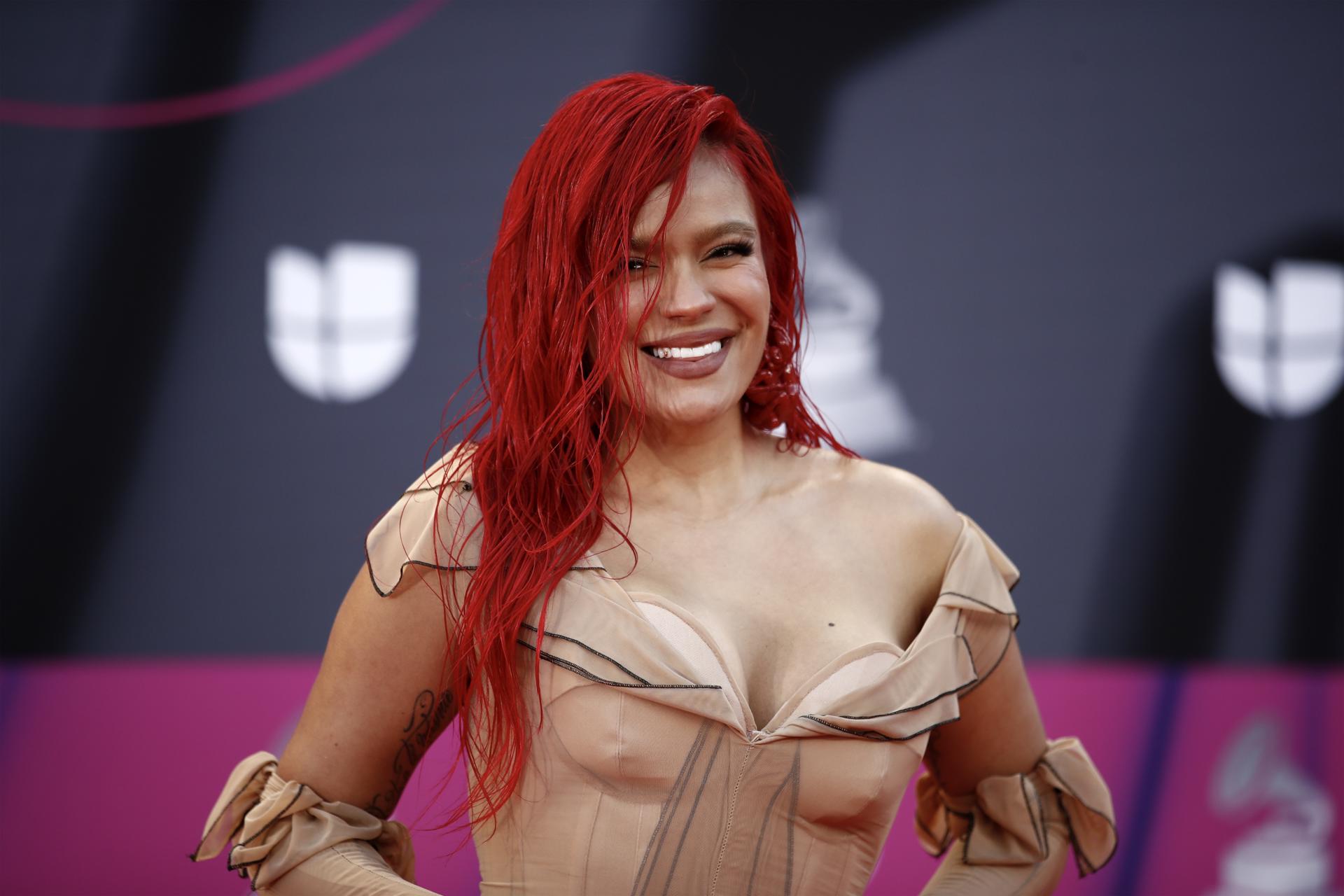 VIDEO: Karol G alborota España cantando en la calle y rodeada de fans