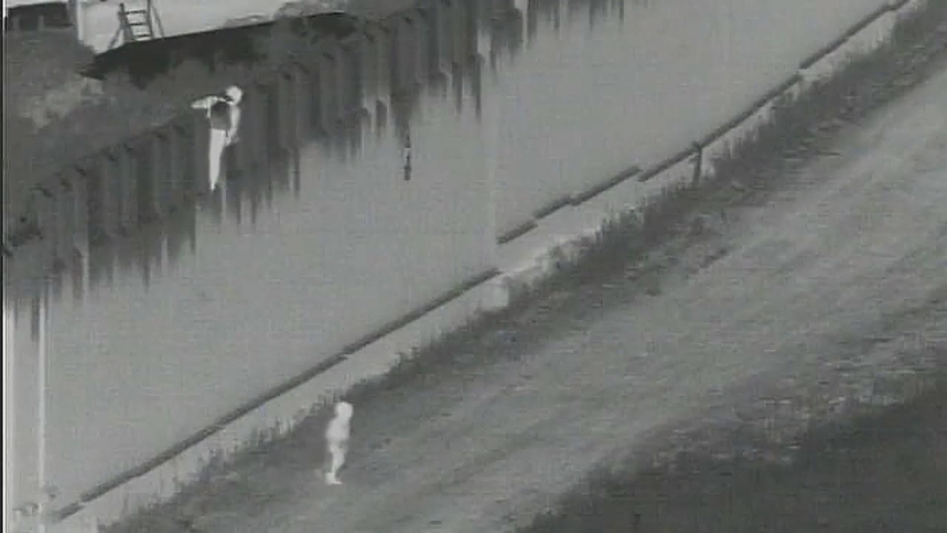 Video: lanzan a niño de 4 años desde lo alto del muro fronterizo de EEUU