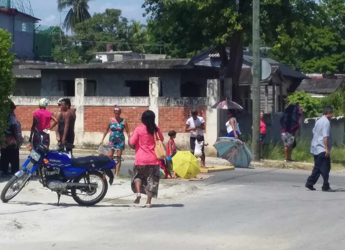 VIDEO: Madre cubana con sus 4 hijos se planta en calle habanera en protesta por condiciones de vida