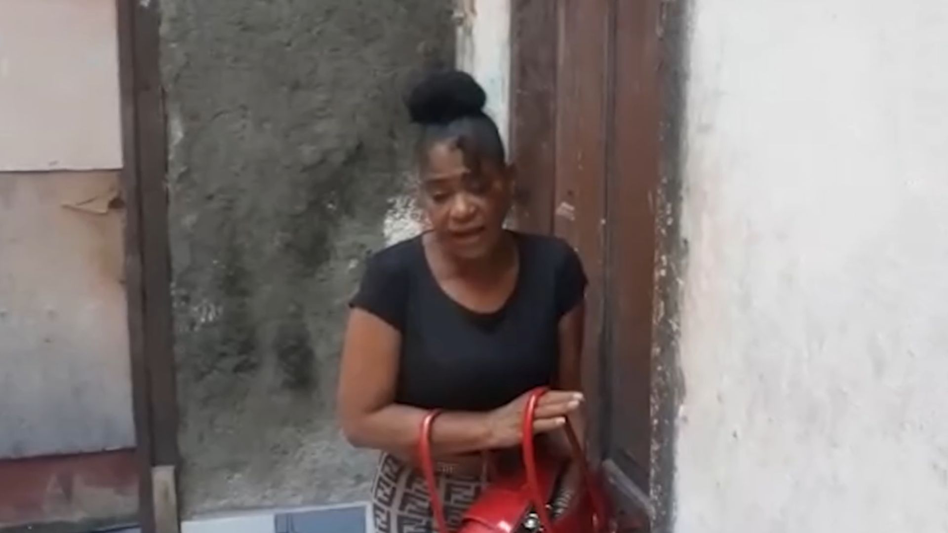VIDEO: Revolucionaria vive en peligro de derrumbe