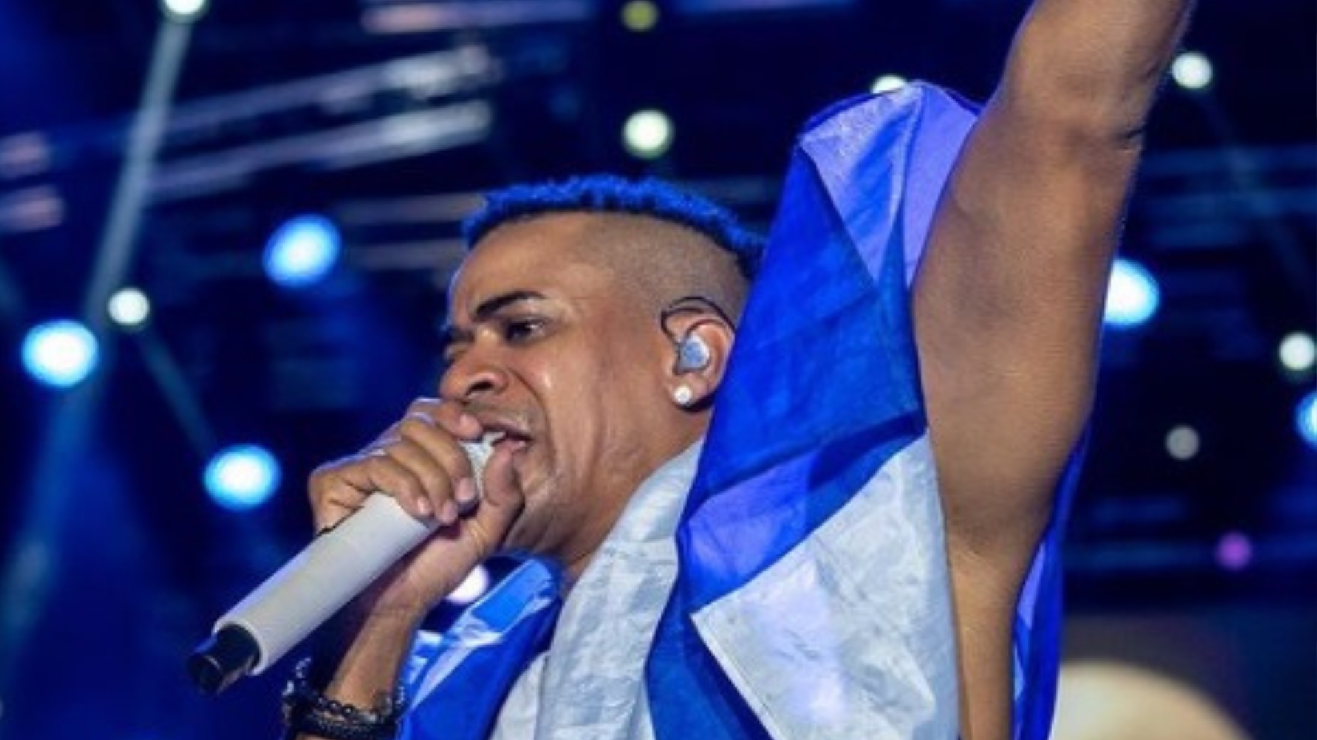 VIDEO: Rostros de presos políticos en concierto de Gente de Zona