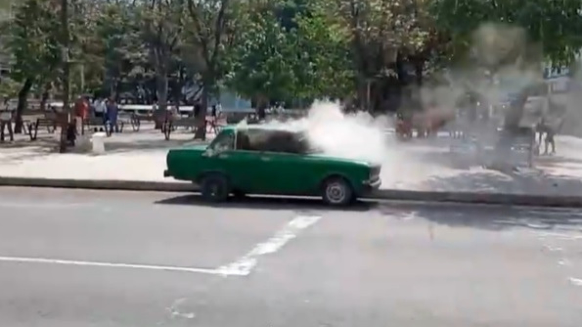 Video: Se incendia un auto en La Habana