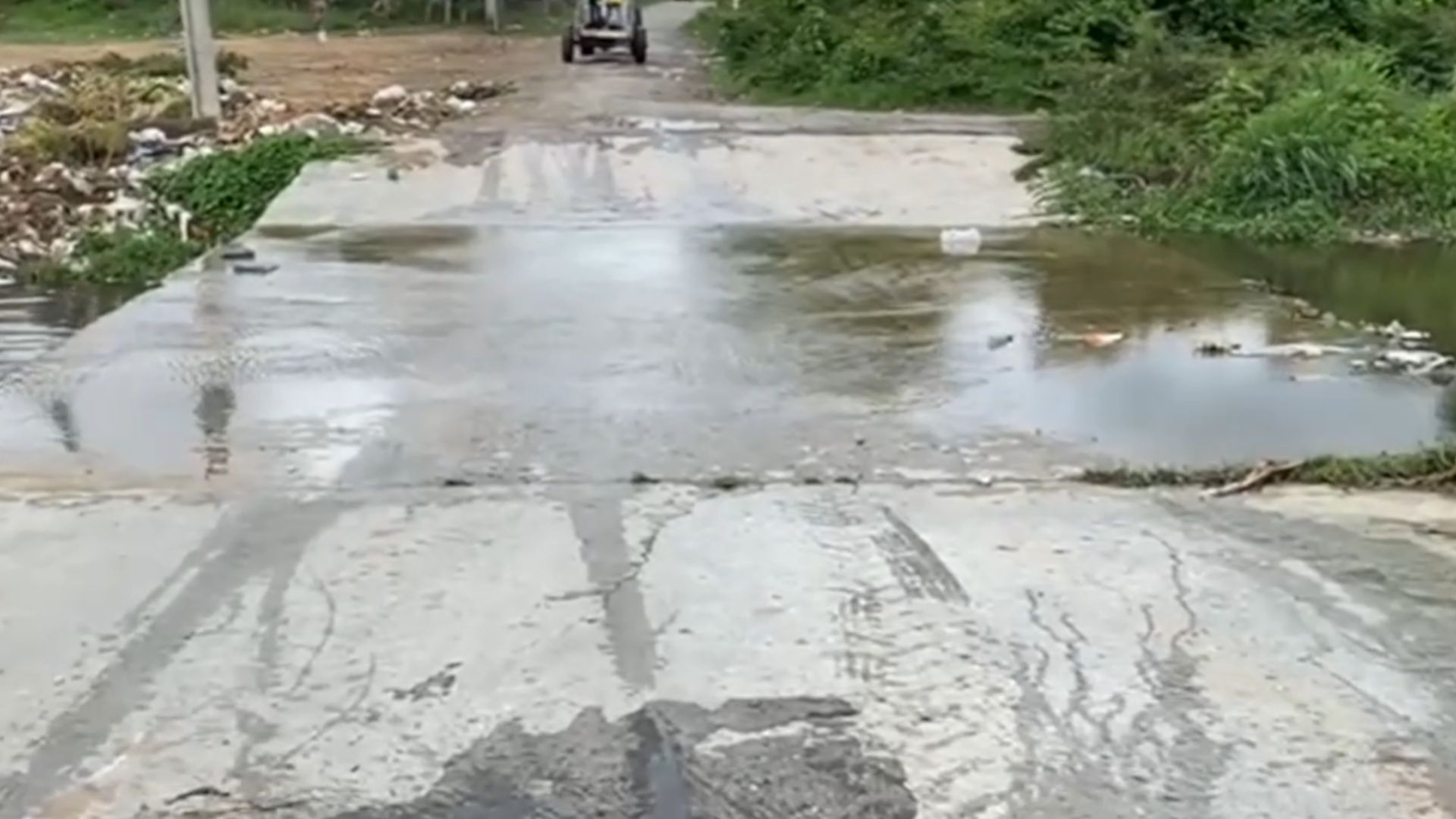 VIDEO: Tupiciones y suciedad después de las lluvias
