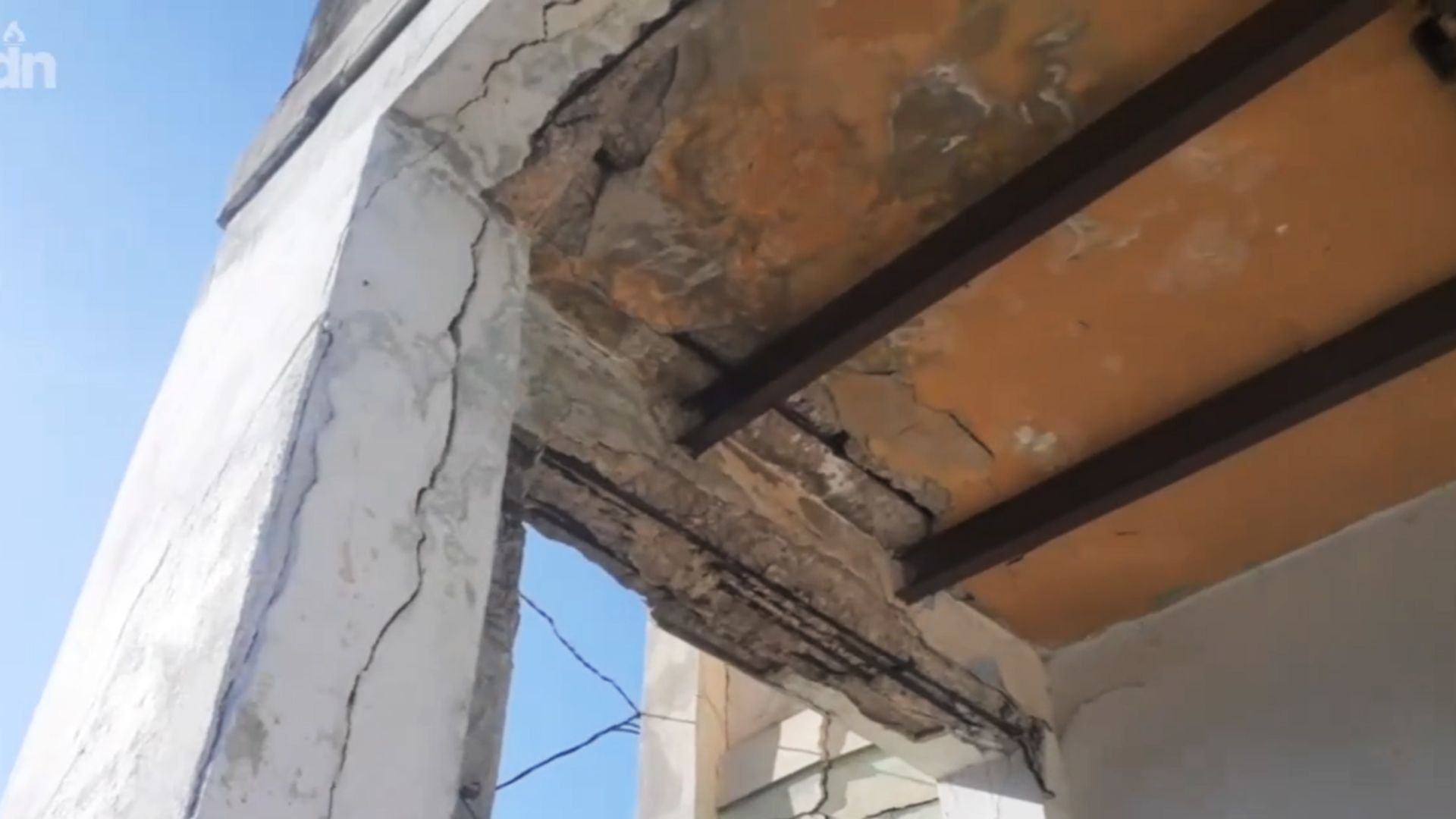 VIDEO: Vecinos de El Cerro abandonan sus casas por peligro de derrumbe