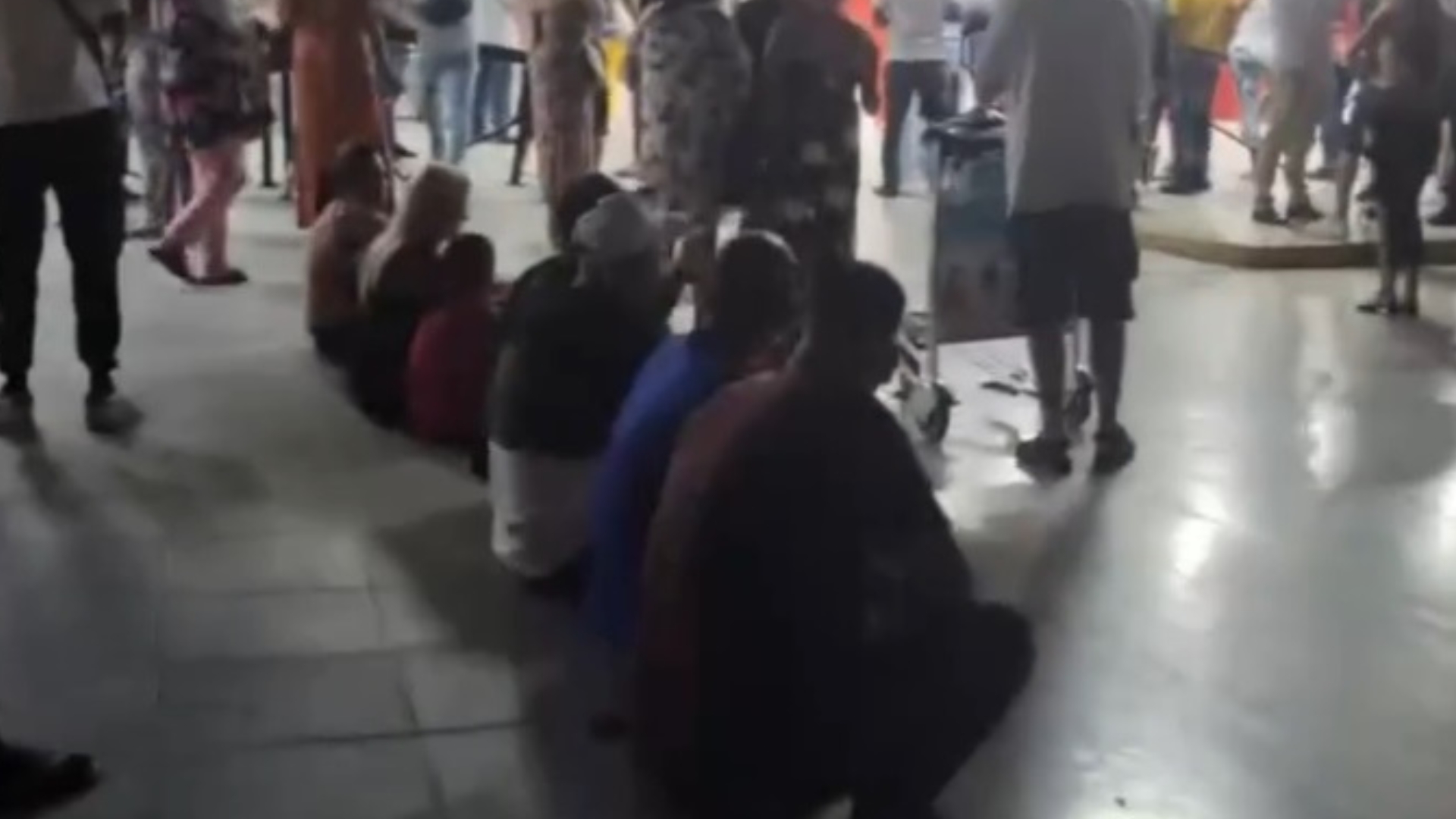 Videos: Así esperan los cubanos a sus familiares en el Aeropuerto de La Habana