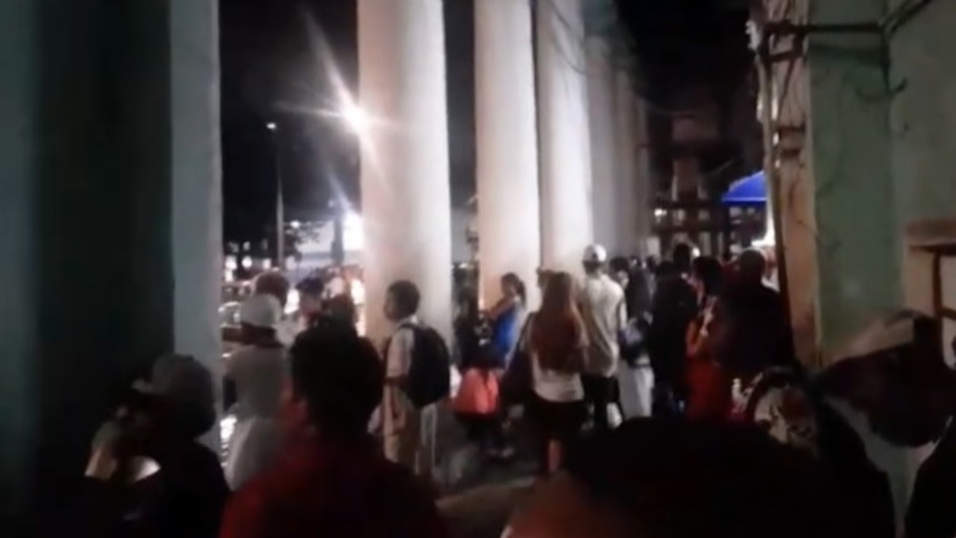 Videos: esperando la guagua bajo un temporal