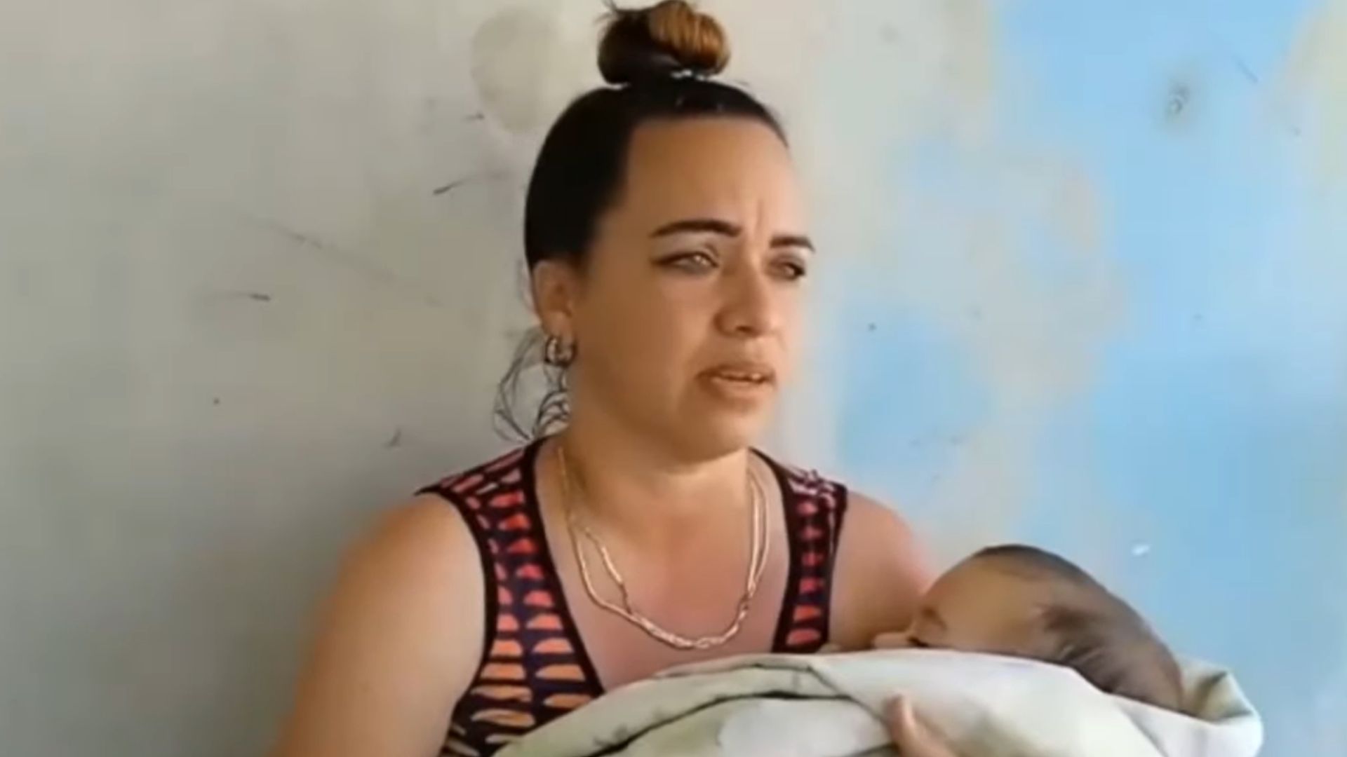 "Vinimos a sacarte tus cosas": desalojan de local estatal a madre cubana con 2 niños