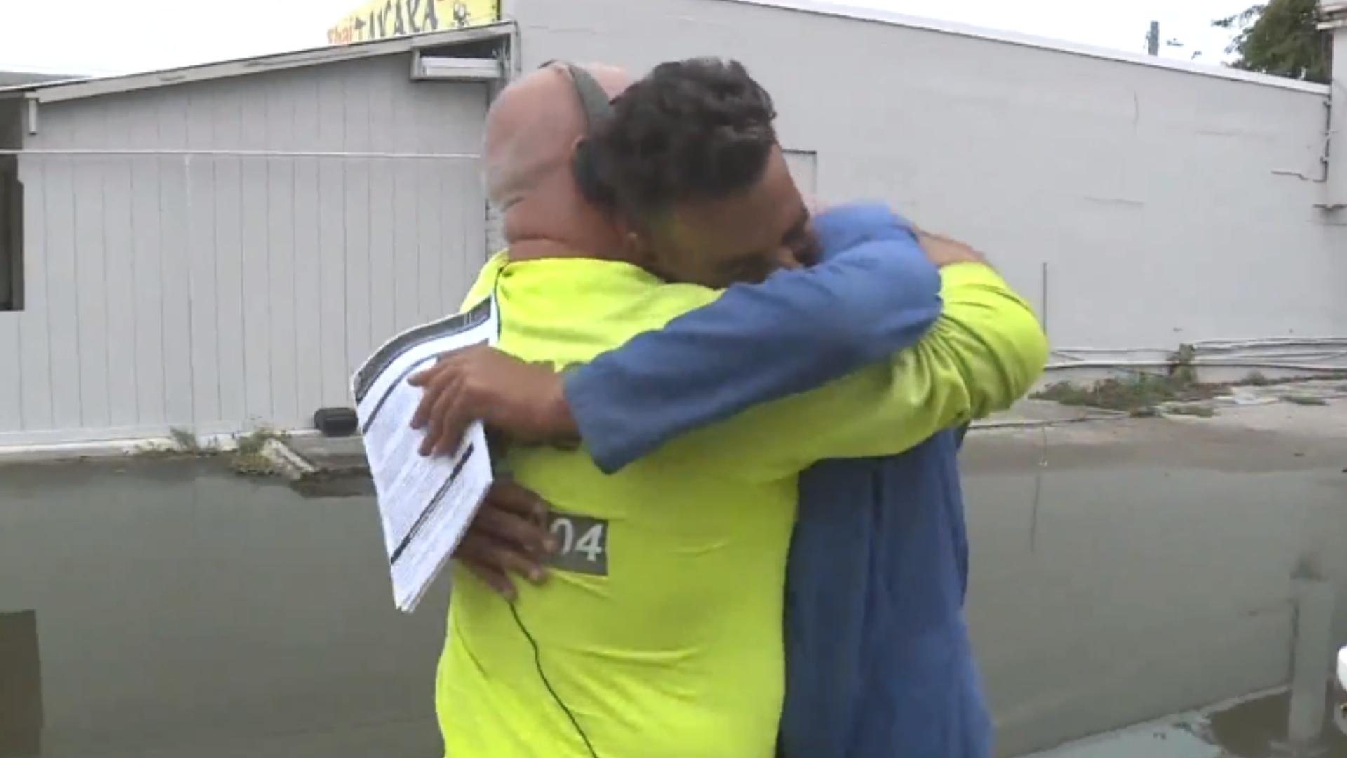 VIRAL: el emotivo reencuentro de un balsero cubano con su tío en Florida