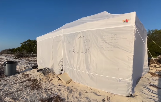 Voluntarios instalan casa de campaña para balseros cubanos que lleguen a Florida