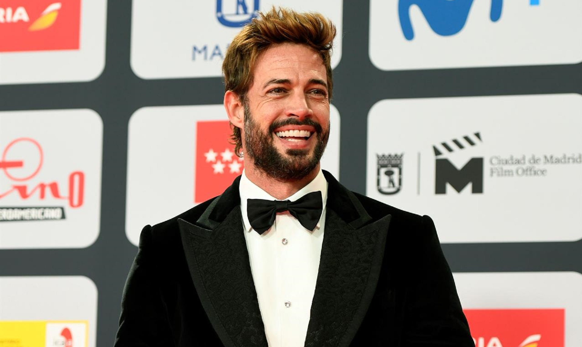 William Levy recibe inesperada visita en el set de grabación y “muere de amor”