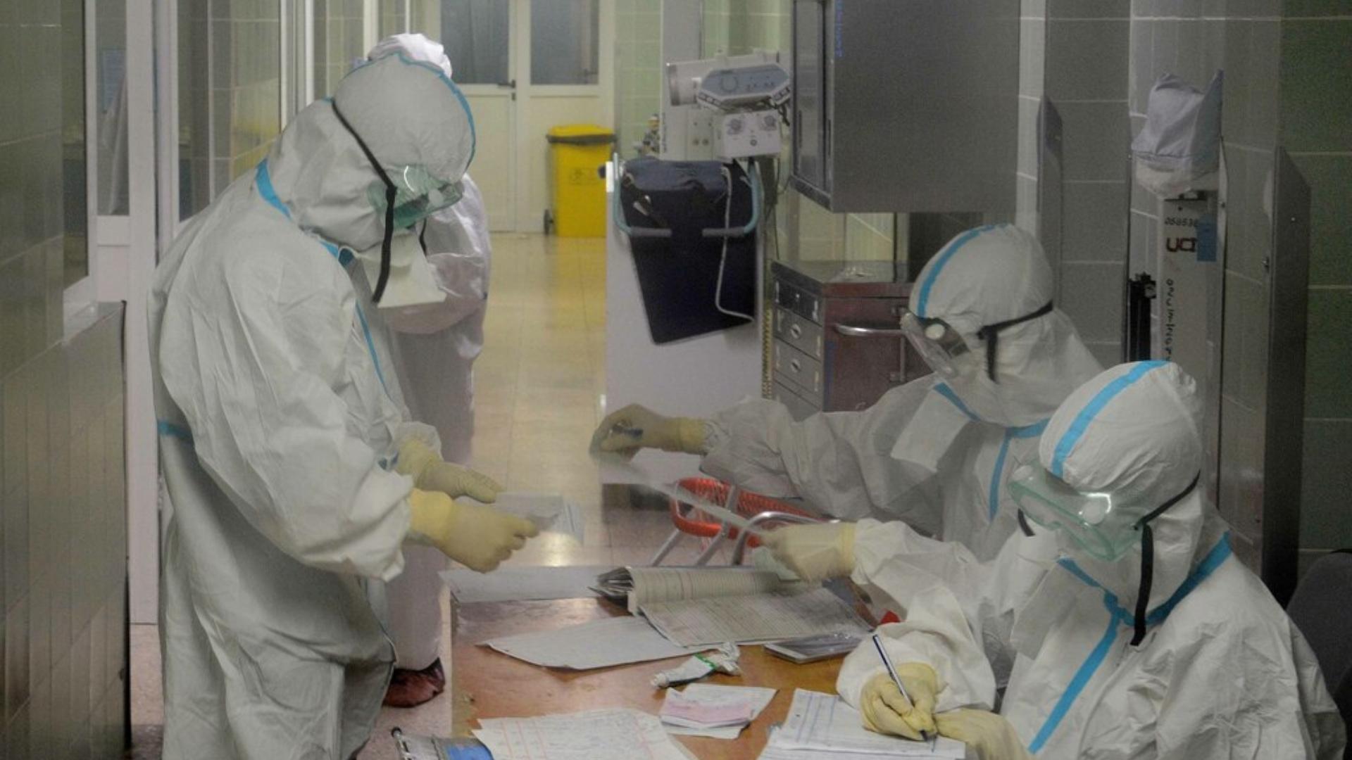 Éxodo de cubanos deja sin trabajadores el laboratorio del hospital "La Covadonga"