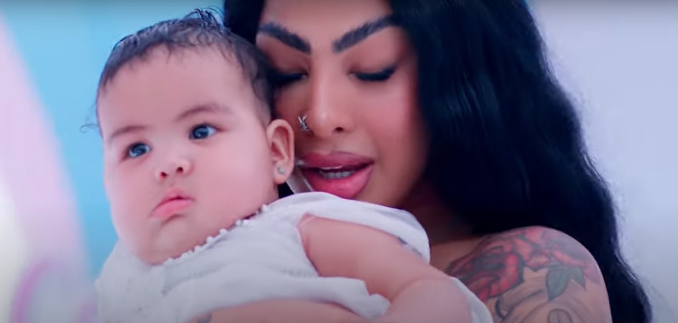 Yailin La Más Viral presenta oficialmente a Cattleya en el clip de su canción “Mía”