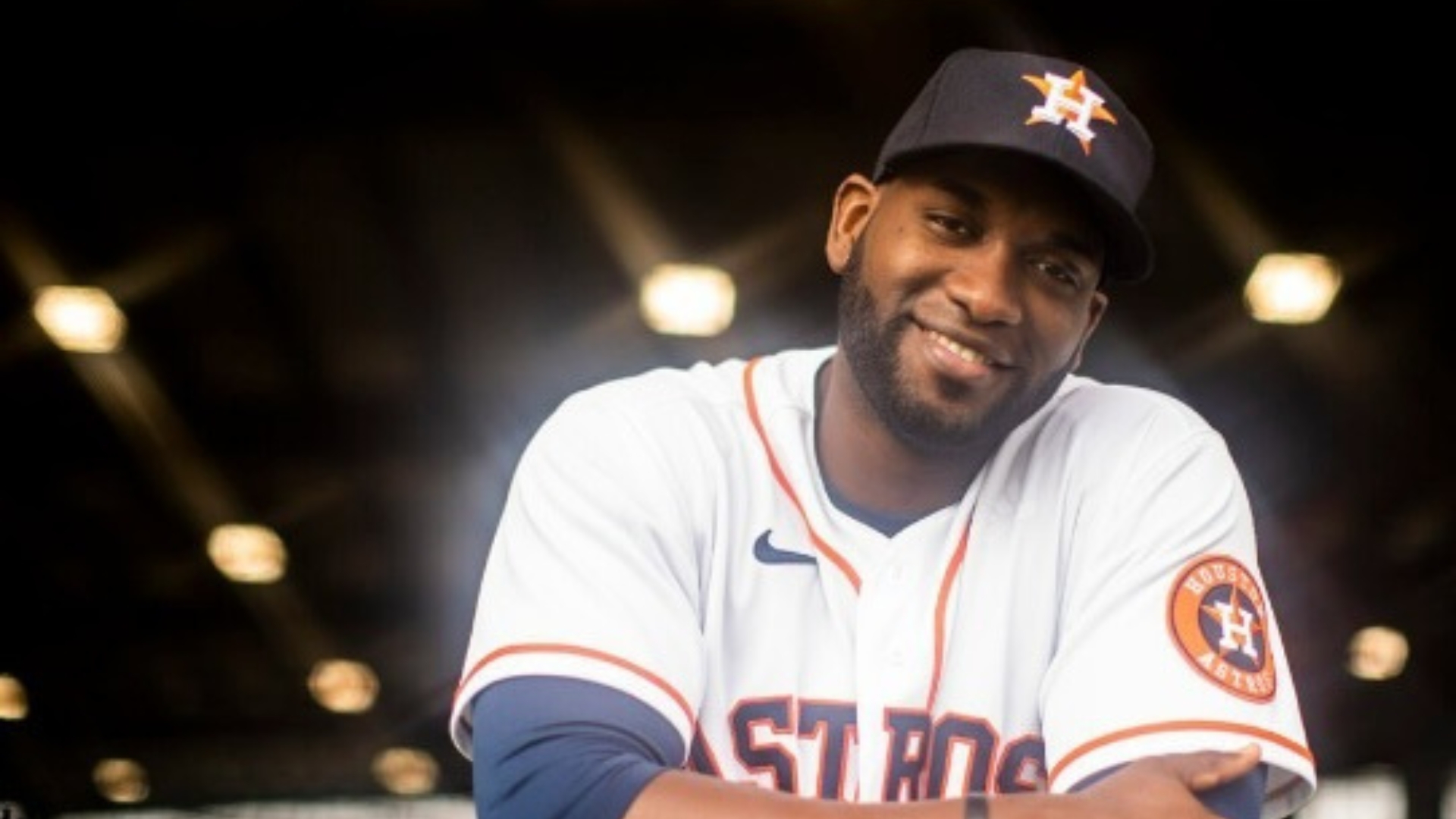 Yordan Álvarez lleva 34 juegos consecutivos embasándose en MLB 
