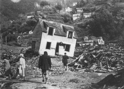 En el puerto de Corral, cerca de Valdivia, un tsunami con olas de hasta 12 metros devastó la costa tras el terremoto de 1960