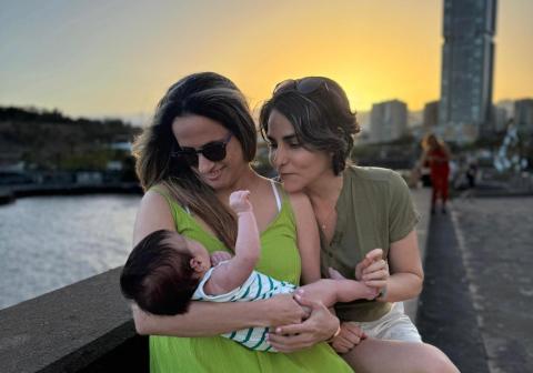 FOTO: Mayli y su esposa Marlys, con su hijo Mateo en España (Cortesía de la entrevistada)