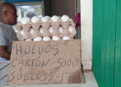 En septiembre de 2026, un cartón de huevos en Cuba alcanzó los 5000 pesos. El salario mínimo mensual del país es de 3210 pesos. Foto: Mario J. Pentón/ Facebook. 