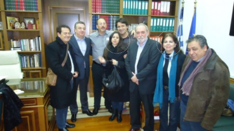 Alejandro Castro Espín durante una visita a Grecia en 2015 junto a su entonces pareja, Annalie Lilliam Rueda Cardero, y Graciela Ramírez, directora de Resumen Latinoamericano y coordinadora del Comité Internacional por la Paz, la Justicia y la Dignidad de los Pueblos (ICPJD). La imagen fue publicada por medios griegos tras una reunión con autoridades locales.