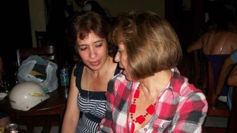 Foto cortesía de Luis Dominguez | Aparecen Ania Lastres Morera junto a su hermana Adys Lastres Morera en una reunión de graduados de la Escuela Vocacional Lenin]