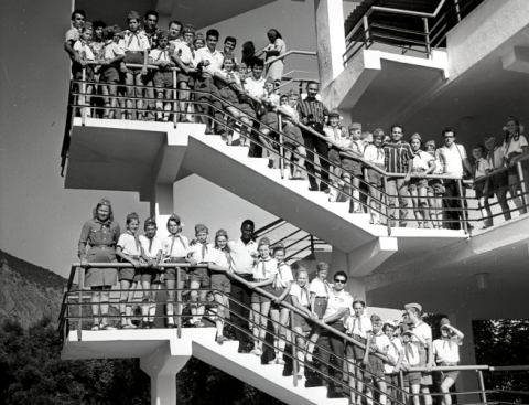 Trabajadores del partido cubano visitan a los pioneros de Artek, 1969