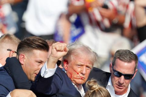 El expresidente de Estados Unidos, Donald Trump, es evacuado rápidamente del escenario por el Servicio Secreto